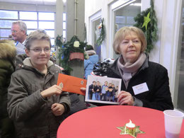 Übergabe der Spende an Frau Grethe, Vorsitzende des Civitan-Clubs und Organisatorin der Tafel.