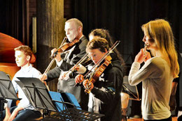 Das Folk-Jugendorchester musiziert unter der Leitung von Michael Möllers. (Gückel/HAZ)