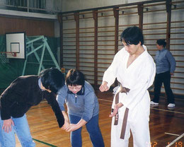 2002.01.19　小学校の保護者向けに護身術講座（茶帯）