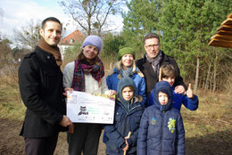 Gerrit Schmidt (Geschäftsführer WSB Service Deutschland GmbH) und Ernst Kötter (Stiftung Zukunft schützen) übergeben den Scheck über 1.200€ an die Vertreterinnen der Natur- und Umweltschule