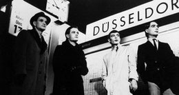 "Le groupe allemand Kraftwerk. Les pionniers de la musique électronique." (p.175) ♫ Trans-Europe Express