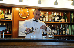 Ein Barkeeper mixt einen Bellini. Der Cocktail wurde hier erfunden. (Foto: DM Parody)