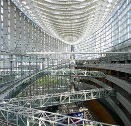 宇宙船の内部のような東京国際フォーラムガラス棟