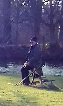 A que voilà un rêveur tranquille au bord de l'eau