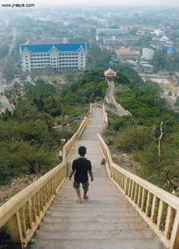 Eine der längsten Tempeltreppen, die mir je untergekommen sind: Khao Chong Krachok, Prachuap Khiri Khan