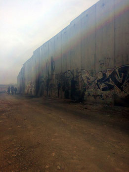 apollo-artemis, mode, design, nachhaltig, handgemacht, foto, reise, israel, inspiration, regenbogen, lichtbrechung, ramallah, wall
