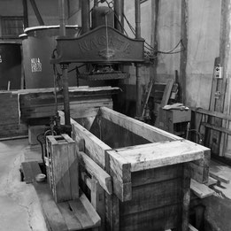 矢野酒造場では希少な木製圧搾機（槽）を使用