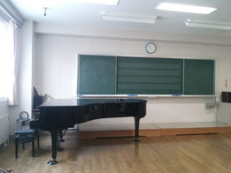 音楽室…自分たちが使っていた当時のピアノだそうですよ♪