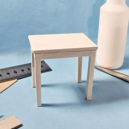 Miniatur-Tisch aus Pappe basteln