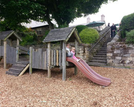 Kinder auf einem Spielplatz in Thüringen