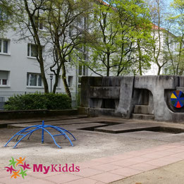Klettergeräte auf einem Spielplatz