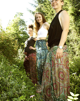 Damen mit Haremshose, Yogahose, Pluderhose mit Mandala und Blumen Muster, Fairtrade, entspannt im Garten