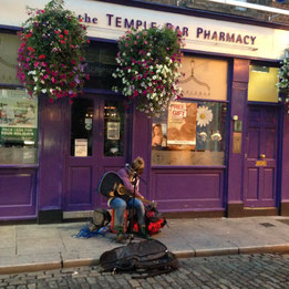 Singer-songwriter busker