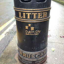 On a rubbish bin, a modern version. ゴミ箱に現代のバージョン。