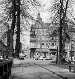 Schloßplatz in Köpenick um 1958, Foto: Helmut Peter Fieweger. Hahnemühle Fotopapier 50x50cm, 120 EUR