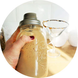 Bild: Espresso Martini Rezept – Cocktail mit kaltem Kaffee und Wodka, der ideale Party Cocktail aufgepeppt mit Salzbretzeln, Schokolade und salted Caramel. // Rezept und Anleitung von partystories.de // #coldbrew #coffeecocktail #Martini #Partyrezept