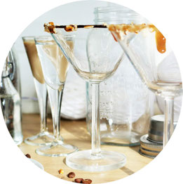 Bild: Espresso Martini Rezept – Cocktail mit kaltem Kaffee und Wodka, der ideale Party Cocktail aufgepeppt mit Salzbretzeln, Schokolade und salted Caramel. // Rezept und Anleitung von partystories.de // #coldbrew #coffeecocktail #Martini #Partyrezept