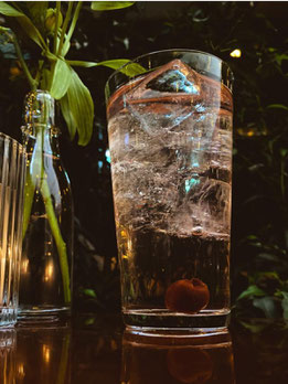 Milk Punch "Last Word Punch"⁣ in einem hohen Glas aufgespritzt mit Tonic und einer Kirsche als Geschmacksgeber.