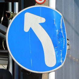 神奈川県大和市中央林間の異形矢印、指定方向外進行禁止の道路標識、珍しい