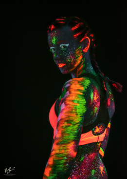 ©Raphaël Laurand - "bodypainting en lumière noire" MUAH: Jennifer Pereira