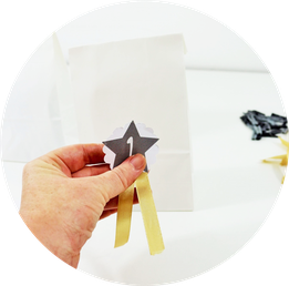 Bild: DIY Adventskalender für Kinder & Pferde-Fans mit dieser Anleitung als Upcycling-Adventskiste ganz einfach und kreativ selber machen. Mit Schritt-für-Schritt Anleitung für Reiterabzeichen. // Partystories.de entdecken! // #diyAdventskalender #Pferde