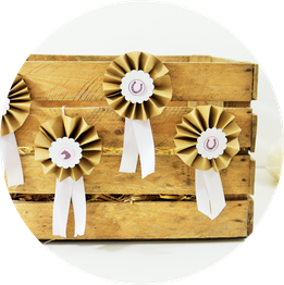 Bild: DIY Adventskalender für Kinder & Pferde-Fans mit dieser Anleitung als Upcycling-Adventskiste ganz einfach und kreativ selber machen. Mit Schritt-für-Schritt Anleitung für Reiterabzeichen. // Partystories.de entdecken! // #diyAdventskalender #Pferde