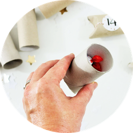 Bild: DIY Upcycling und zero waste Adventskalender gestalten – mit dieser Anleitung ganz einfach, günstig und schnell einen DIY Adventskalender aus Papierrollen selber machen // gefunden auf www.partystories.de // #diyadventskalender #upcycling #zerowaste