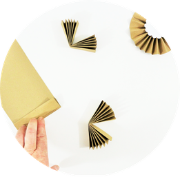 Bild: DIY Adventskalender für Kinder & Pferde-Fans mit dieser Anleitung als Upcycling-Adventskiste ganz einfach und kreativ selber machen. Mit Schritt-für-Schritt Anleitung für Reiterabzeichen. // Partystories.de entdecken! // #diyAdventskalender #Pferde