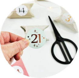 Bild: DIY Upcycling und zero waste Adventskalender gestalten – mit dieser Anleitung ganz einfach, günstig und schnell einen DIY Adventskalender aus Papierrollen selber machen // gefunden auf www.partystories.de // #diyadventskalender #upcycling #zerowaste