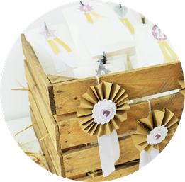 Bild: DIY Adventskalender für Kinder & Pferde-Fans mit dieser Anleitung als Upcycling-Adventskiste ganz einfach und kreativ selber machen. Mit Schritt-für-Schritt Anleitung für Reiterabzeichen. // Partystories.de entdecken! // #diyAdventskalender #Pferde