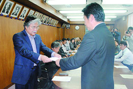 抗議集会の決議文を中山市長に手渡す「石垣島に軍事基地をつくらせない市民連絡会」の上原共同代表=1月31日午後、市役所