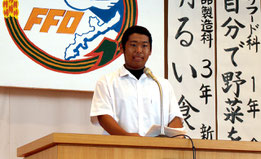 八重山農林高校で開催された校内農業クラブ大会で意見発表する上江洲安志君=15日午前、同校体育館
