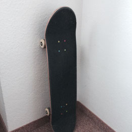 Skateboard an der Wand