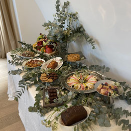 buffet avec gateaux pour cocktail anniversaire à Paris