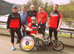 Fünf Läufer und ein Handbiker