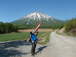 京極登山口から、スキー靴・スキーを担いで出発