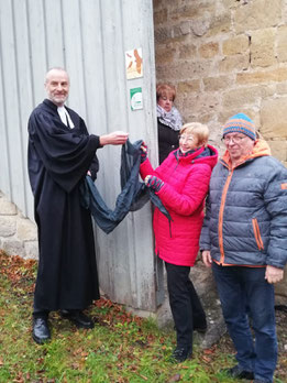 Elisabeth Wackernagel vom Kirchbauverein Jena weihte mit Pfarrer Sieghard Knopsmeier und dem neuen Kirchenältesten Jürgen Junghans die Stiftertafel ein. Foto: Knopsmeier