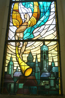 Friedenskirche Jena, Glasfenster von Fritz Körner (Stürzender Engel mit Posaune über der Silhouette von Jena)