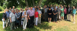 Die Teilnehmer der Kirchenfahrt im Garten des Eulensteinscher Hofes vor Beginn der Mittgliederversammlung. Foto: KBV