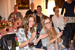 Studenten bei der Weihnachtsfeier am Bodensee Caqmpus