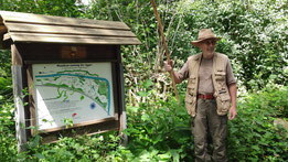 Dr. Holger Strick in mitten der Weidenbauten; Foto:Gebel-Höser