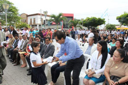 Ángeles Talledo, estudiante en la Escuela Luis Espinoza Martínez, entrega una gorra alegórica a Jorge Zambrano, alcalde de Manta, Ecuador.