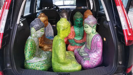 Buddha Runde im Auto