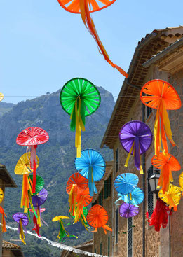 Bunte Lampions auf einer Hochzeitsfeier im Freien