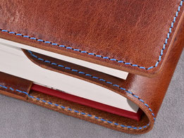 Buchhülle aus Leder mit blauer Naht