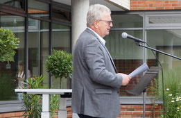 Bürgermeister Olaf Kruse gratulierte den Absolventen im Namen der Stadt Sehnde zum Abschluss – Foto: JPH