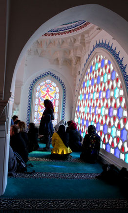 Frauen beim Gebet in der Sehitlik-Moschee, Galeriegeschoss. Foto: Helga Karl