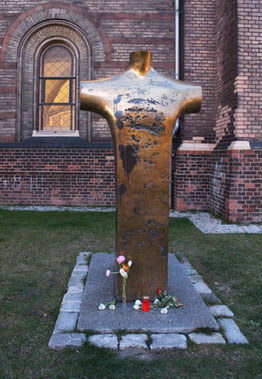 Bonhoeffer-Denkmal vor der Zionskirche (steht auch in Breslau). Foto: Helga Karl