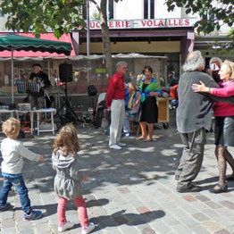 Markt und Musik in der Rue Mouffetard