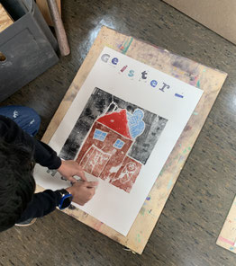 Kind stempelt Geisterhaus